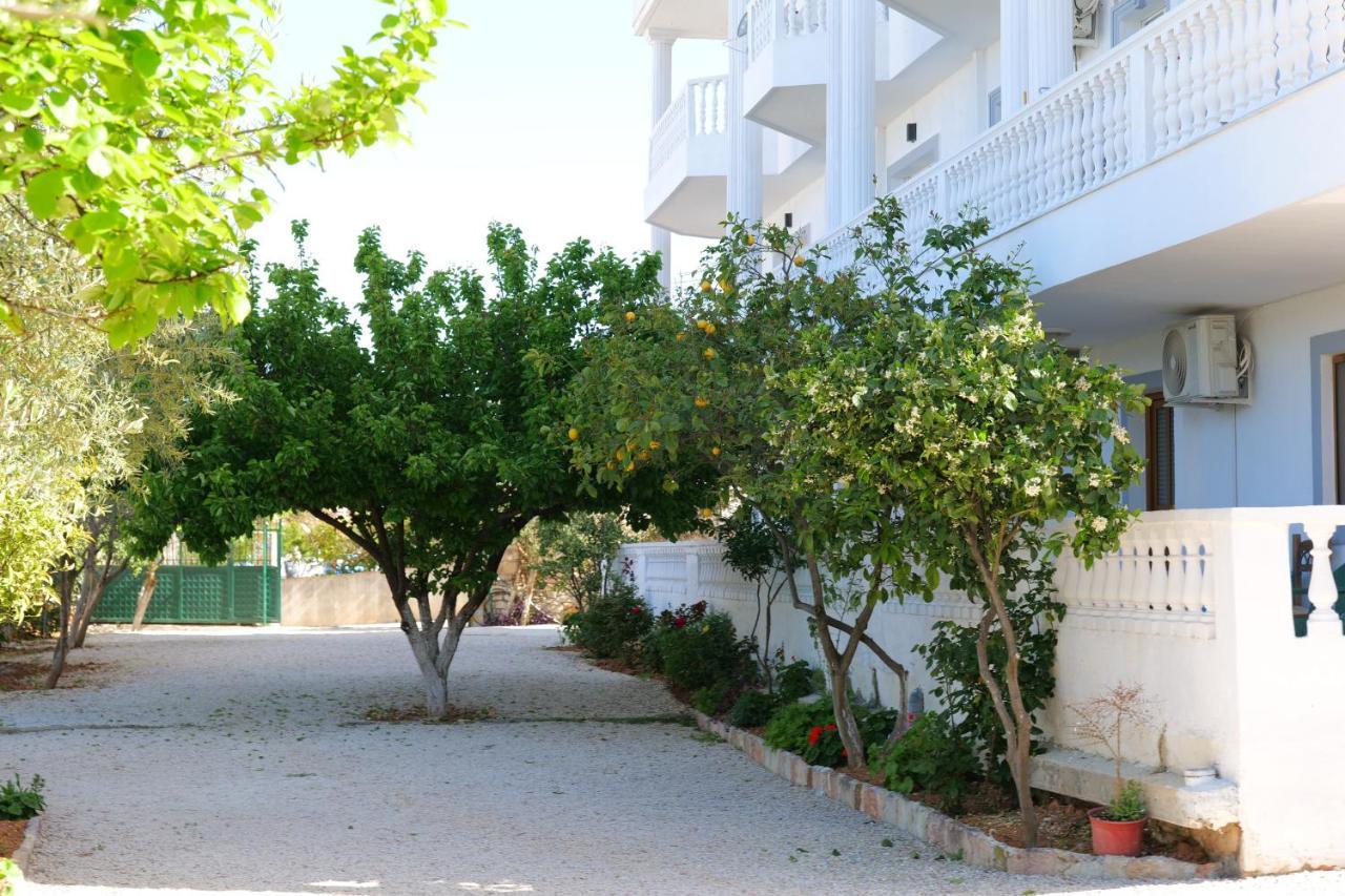 Vila Unique Aparthotel Ksamil Esterno foto